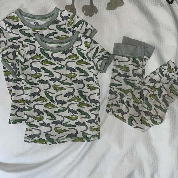 Only Boys size 6 Dinosaur Pajamas (two matching shirts and sleep pants) - Picture 1 of 3
